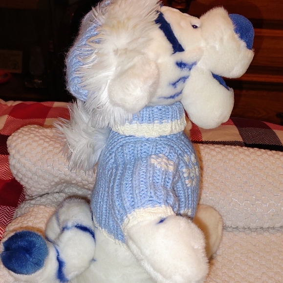 Disney Store Exclusive Winnie The Pooh Winter Sweater White Tigger Plush LOGO - Picture 2 of 5